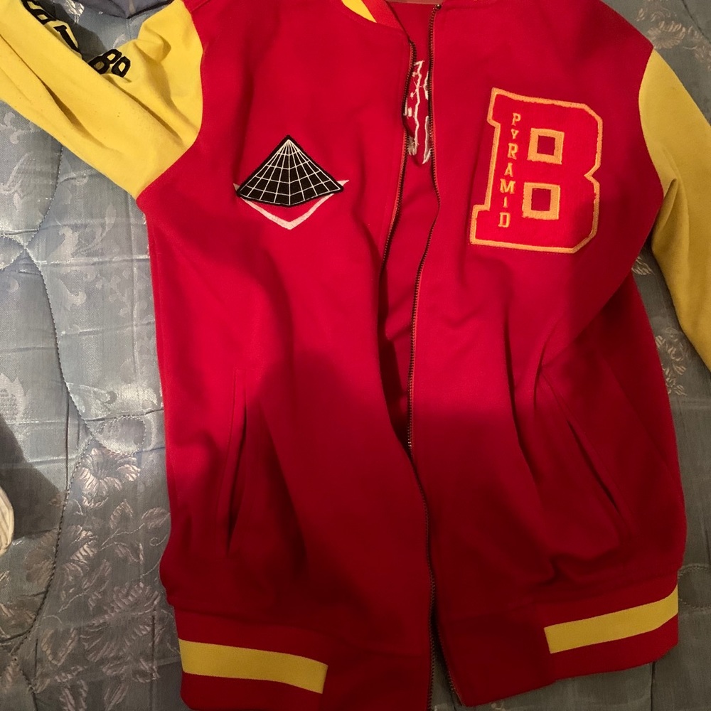 Black pyramid zip jacket